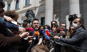 21/04/2022.- El president de la Generalitat de Catalunya, Pere Aragonès, comparece ante la prensa este jueves en el exterior del Congreso. EFE/ J.J. Guillén