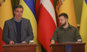 El presidente del Gobierno, Pedro Sánchez (i), y el presidente de Ucrania, Volodímir Zelenski, durante la rueda de prensa ofrecida al término de la reunión que ambos han mantenido este jueves en Kiev.