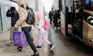 11/03/2022-Una niña y su madre, ambas refugiadas ucranianas a su llegada en un autobús procedente de Polonia, al Hospital de Emergencias Enfermera Isabel Zendal, el 11 de marzo, en Madrid