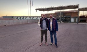 Albert Tió y Víctor Segués, a las puertas de la prisión de Lledoners