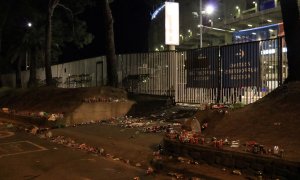 Llaunes i altres escombraries per terra en un dels accessos del Camp Nou durant el partit del Barça amb l'Eintracht Frankfurt.