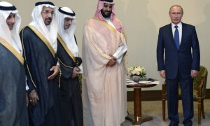 El presidente ruso, Vladimir Putin (der.), se reúne con el príncipe heredero adjunto, segundo viceprimer ministro y ministro de Defensa de Arabia Saudita, Mohammad bin Salman Al Saud (segundo der.), el 11 de octubre de 2015 en Sochi.