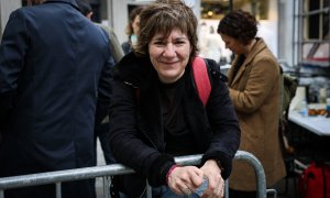 L'escriptora Empar Moliner durant una pausa en la marató de signatura de llibres al centre de Barcelona.