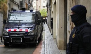 Los Mossos d'Esquadra están registrando esta mañana una vivienda de Igualada (Barcelona) en el que ha sido detenido el presunto autor de la brutal agresión sexual que sufrió en esta población una menor de 16 años el pasado 1 de noviembre, que permaneció m