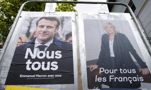 Vallas publicitarias con carteles de Emmanuel Macron y Marine Le Pen