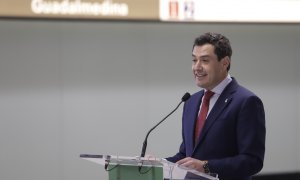 El presidente de la Junta, Juanma Moreno, de dirige al público asistente después de la inauguración de la estación Guadalmedina del metro a 22 de abril del 2022 en Málaga.