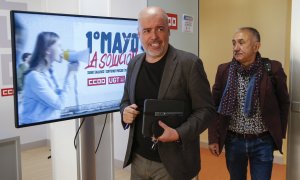 Los secretarios generales de UGT, Pepe Álvarez (d), y CCOO, Unai Sordo, presentan los actos de celebración del Primero de Mayo en todo el país, convocados bajo el lema "La solución: subir salarios, contener precios, más igualdad", este lunes en Madrid.