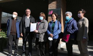 Representantes de colectivos cristianos entregan una Carta Abierta a la Conferencia Episcopal para pedir "justicia" a víctimas de abusos, en la Sede de la Conferencia Episcopal Española, a 25 de abril, en Madrid.