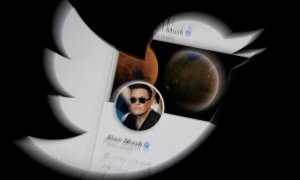 Una ilustración que muestra el perfil de Elon Musk en Twitter sobre el logo de la red social.