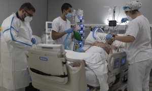 Varios sanitarios atienden a un paciente ingresado en la UCI.
