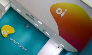 El logo de la operadora de telecomunicaciones brasileña OI, en una de sus tiendas. REUTERS