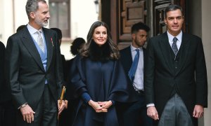 El rey Felipe, la reina Letizia y el presidente del Gobierno, Pedro Sánchez, en el Paraninfo de la Universidad de Alcalá de Henares, a 22 de abril de 2022.