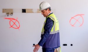 El presidente de la Junta de Andalucía, Juanma Moreno, durante la visita a las obras del Hospital Materno Infantil Macarena-Cartuja, en Sevilla. E.P./Eduardo Briones