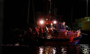 Efectivos de Salvamento Marítimo llegan a un puerto canario con varias personas migrantes rescatadas, en una imagen de febrero de 2022.
