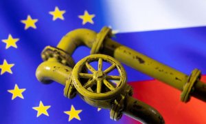Una ilustración muestra una tubería de gas naatural sobre un montaje de las banderas de la UE y de Rusia. REUTERS/Dado Ruvic