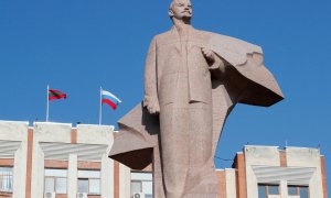 Una estatua de Lenin frente al edificio del parlamento en Tiráspol, capital de la autoproclamada república separatista de Transnistria, en territorio de Moldavia.