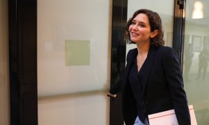La presidenta de la Comunidad de Madrid, Isabel Díaz Ayuso, a su llegada a una sesión plenaria en la Asamblea de Madrid. E.P./Marta Fernández