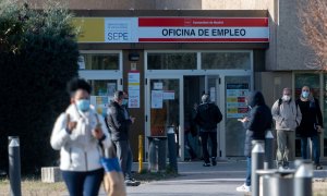 Varias personas en las inmediaciones de la Oficina de Empleo de Moratalaz, a 27 de enero de 2022, en Moratalaz, Madrid (España).