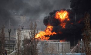 Los bomberos operan en una refinería de petróleo que se incendió tras un ataque con misiles cerca de la ciudad portuaria de Odesa , en medio de la actual invasión de Rusia, en Ucrania, el 3 de abril de 2022.