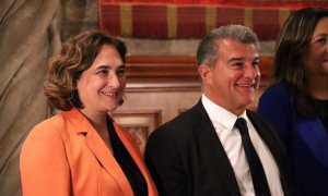L'alcaldessa de Barcelona, Ada Colau, i el president del FC Barcelona, Joan Laporta, al Saló de Cent de l'Ajuntament.