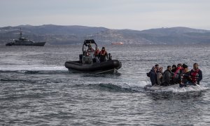 Un bote salvavidas con refugiados llega a la isla griega de Lesbos, junto al bote patrullero de las tropas fronterizas británicas HMC Valiant, que forma parte de la misión Frontex, a 28 de febrero de 2020.