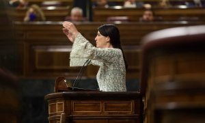 La portavoz de VOX en el Congreso, Macarena Olona, interviene en una sesión plenaria, en el Congreso de los Diputados, a 28 de abril de 2022.