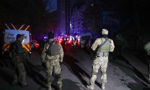 Miembros de los servicios de emergencia acuden al lugar de un ataque con misiles al centro de Kiev (Ucrania), este jueves 28 de abril de 2022.