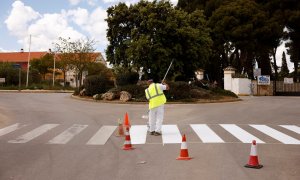 Un trabajador pinta un paso de peatones en una calle de la localidad malagueña de Ronda. REUTERS/Jon Nazca