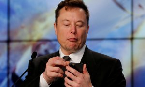 Elon Musk, consejero delegado de Tesla y fundador de SpaceX mira su móvil durante una conferencia de la compañía espacial el 19 de enero de 2020.