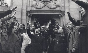 Generales franquistas, junto a otras personalidades del régimen, a las puertas de la iglesia de Santa Bárbara, en Madrid, en el año 1945