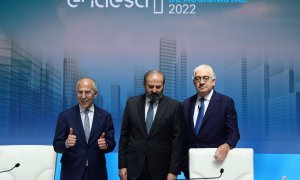 Ded izq. a der., el director ejecutivo de la italiana ENEL, Francesco Starace, el presidente de Endesa, Juan Sánchez Calero, y el consejero delegado de la eléctrica, José Bogas, antes del comienzo de la junta de accionistas. E.P./Eduardo Parra