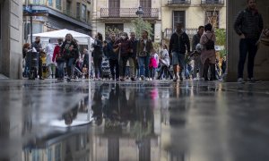 23/04/2022 Varias personas pasean por Las Ramblas barcelonesas durante la feria literaria de Sant Jordi