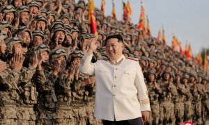 30/04/2022. El líder de Corea del Norte, Kim Jong-un, durante el desfile para celebrar el 90 aniversario del Ejército de Revolución Popular, a 29 de abril de 2022.