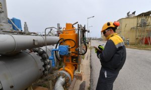 Un empleado trabaja en la empresa tunecina Sergaz, que controla el segmento tunecino del gasoducto transmediterráneo (Transmed), a través del cual fluye gas natural desde Argelia a Italia, en El-Haouaria, a unos 100 km al este de la capital Túnez, el 14 d