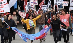 Los manifestantes gritan consignas y sostienen pancartas durante la manifestación anual del Primero de Mayo (Día del Trabajo) que marca el día internacional de los trabajadores en Ankara, el 1 de mayo de 2022.