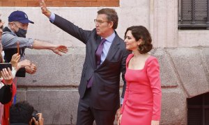La presidenta de la Comunidad de Madrid, Isabel Díaz Ayuso, acompañada por el presidente del PP, Alberto Núñez Feijóo, saludan a los asistentes tras rendir homenaje a los héroes del Dos de Mayo en la Puerta del Sol este 2 de mayo de 2022.