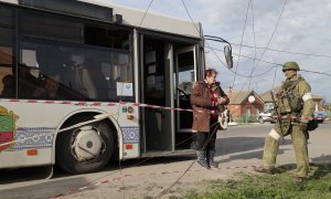 4/5/22-Civiles evacuados de la planta de Azovstal y de viviendas adyacentes en Mariúpol llegan a Bezimenne, en Donetsk, a 3 de mayo de 2022.