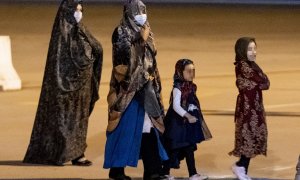 11/10/2021-Varios afganos que llegaron en el primer vuelo con refugiados procedente de Islamabad el 11 de octubre de 2021, en Torrejón de Ardoz (Madrid)