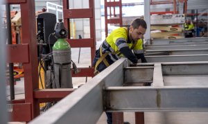 Un trabajador de una fabrica de casas prefabricadas en Toledo. EFE/Ismael Herrero