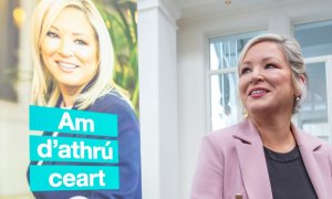 La viceprimera ministra de Irlanda del Norte y miembro del partido republicano irlandés Sinn Fein, Michelle O'Neill, posa para fotografías en el Titanic Hotel, en Belfast, el 4 de abril de 2022 mientras asiste a la presentación de los candidatos del parti