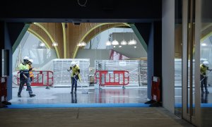 Varios operarios trabajan en unas obras en la Ciudad de las Artes y las Ciencias de València, a 4 de mayo de 2022.