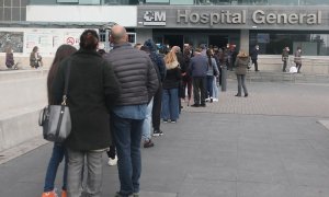 Colas de espera en las inmediaciones del Hospital Universitario de La Paz para hacerse un test de antígenos de covid-19, a 23 de diciembre de 2021, en Madrid, (España).