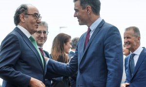 El presidente del Gobierno, Pedro Sánchez, saluda al presidente de Iberdrola, Ignacio Sánchez Galán, durante la presentación del proyecto de gigafactoría de baterías de Volkswagen, a 5 de mayo de 2022, en Sagunto.