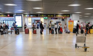 02/07/2021-Pasajeros hacen cola en la terminal T1 del Aeropuerto Adolfo Suárez Madrid-Barajas, el primer día de la primera 'Operación Salida' del verano pasado, a 2 de julio de 2021, en Madrid