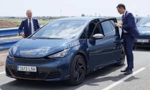 El presidente del Gobierno, Pedro Sánchez, (d) y el presidente del Grupo Volkswagen, Herbert Diess, (i) a su llegada a acto de presentación de la nueva gigafactoría de baterías para coches eléctricos que la firma alemana construirá en Sagunto (Valencia).