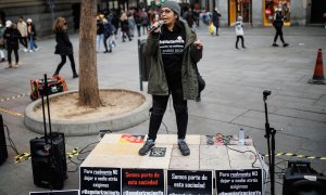 Una persona durante una concentración para recoger firmas para la regularización de personas migrantes en Madrid, en febrero de 2019.