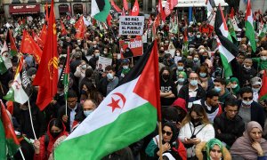 Varias personas, con banderas saharauis, participan en una manifestación en el mes de Marzo después de que el Gobierno español aceptase el plan de autonomía del Sáhara Occidental planteado por Marruecos.