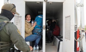 30/04/2022-Migrantes que buscan asilo en Estados Unidos suben a una furgoneta de transporte de la Patrulla de Aduanas y Fronteras, cerca de Yuma, Arizona, Estados Unidos, el 30 de abril