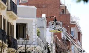 Un bombero junto al edificio afectado por la explosión en el barrio de Salamanca en Madrid, a 6 de mayo de 2022.