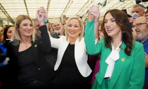 (6/5/2022) La líder de Sinn Féin, Michelle O'neil, acompañada durante el recuento de votos de las elecciones locales.